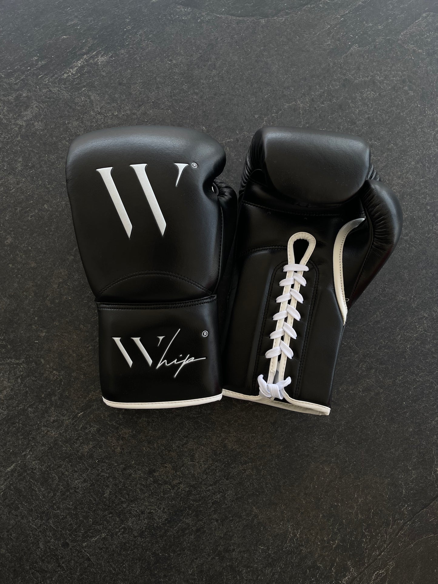 Black widow ( lace -up boxing gloves )