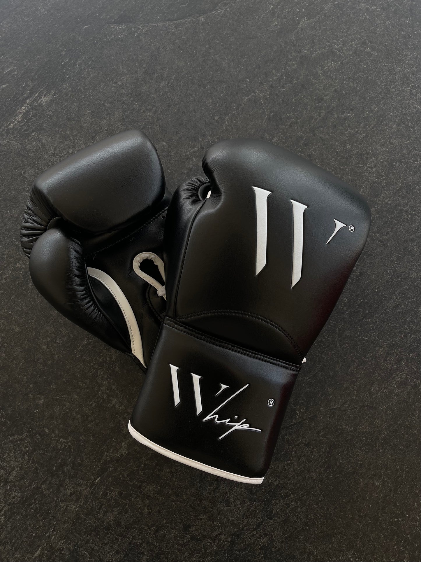 Black widow ( lace -up boxing gloves )