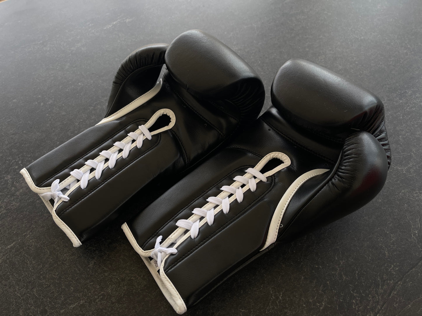 Black widow ( lace -up boxing gloves )